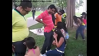 Gadis-Gadis India Menikmati Memberikan Blowjob